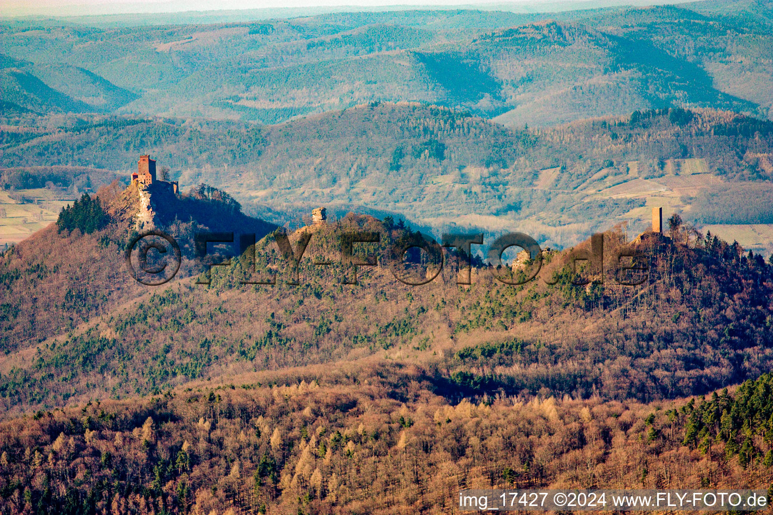 Vom Wald umgebende Burganlage der Reichsburg Trifels in Annweiler am Trifels im Bundesland Rheinland-Pfalz, Deutschland