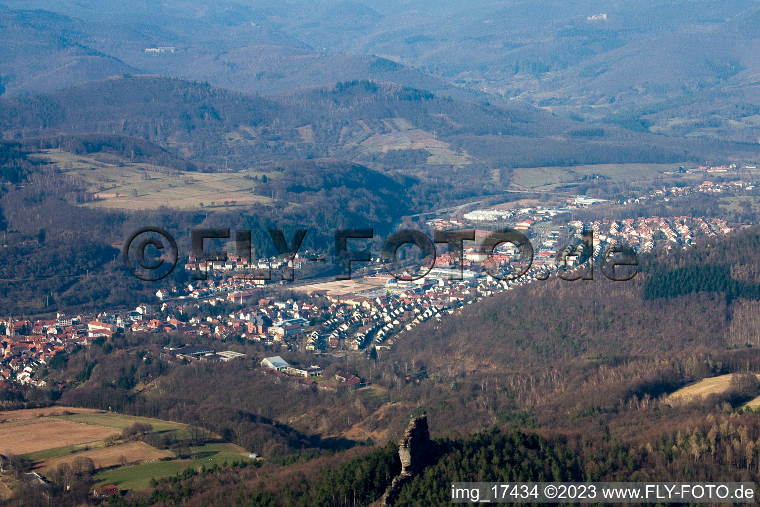 Drohnenbild von Annweiler am Trifels im Bundesland Rheinland-Pfalz, Deutschland