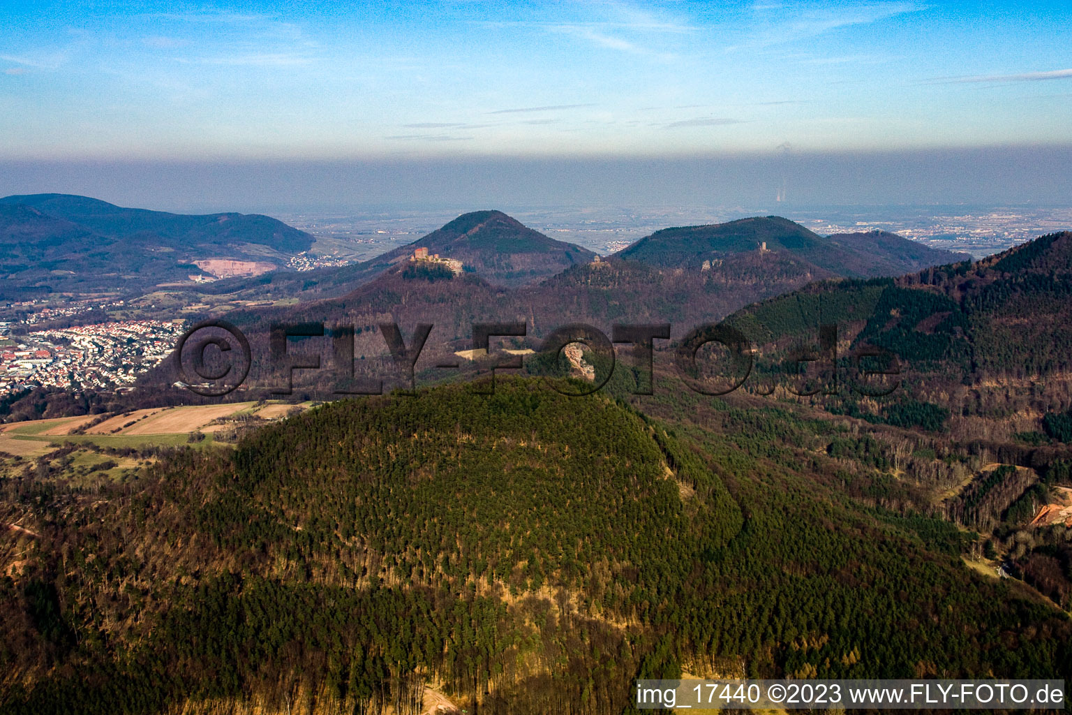 Luftaufnahme von Burg Trifels von Westen im Ortsteil Bindersbach in Annweiler am Trifels im Bundesland Rheinland-Pfalz, Deutschland