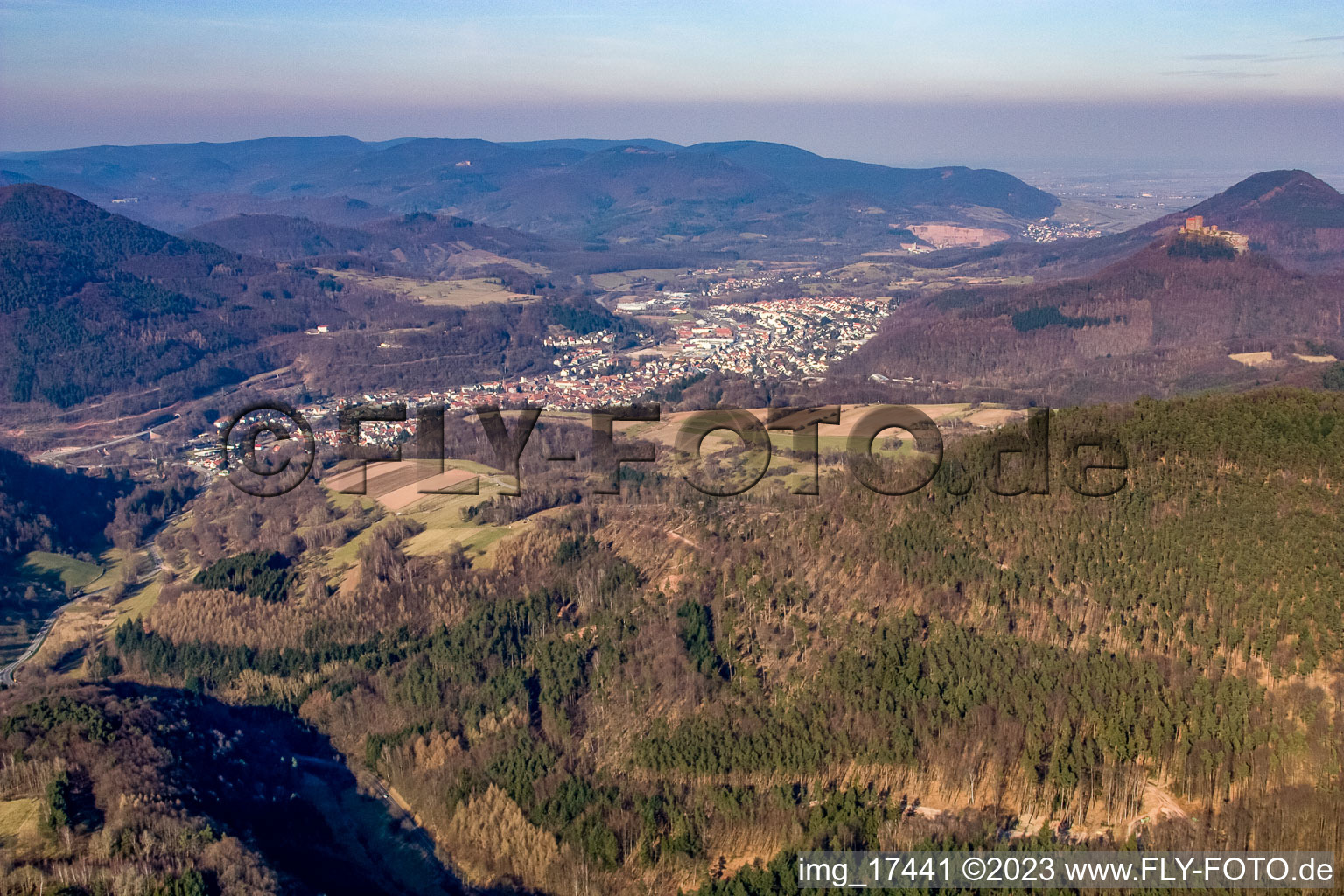 Annweiler am Trifels im Bundesland Rheinland-Pfalz, Deutschland von einer Drohne aus