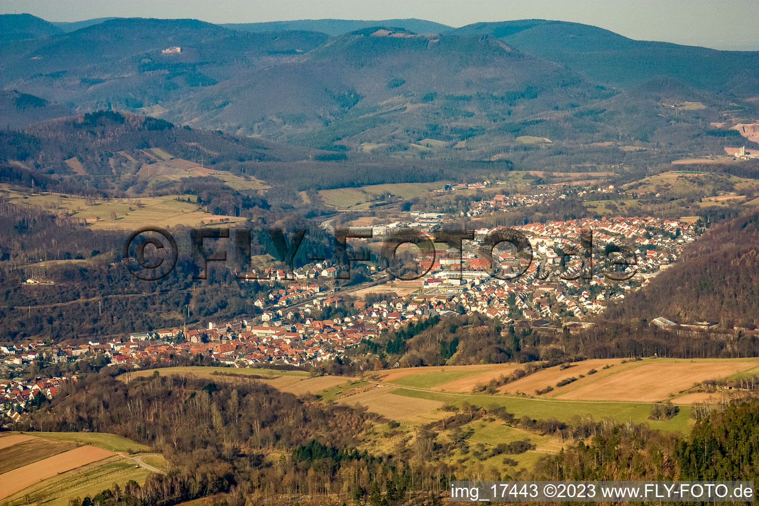 Annweiler am Trifels im Bundesland Rheinland-Pfalz, Deutschland von der Drohne aus gesehen