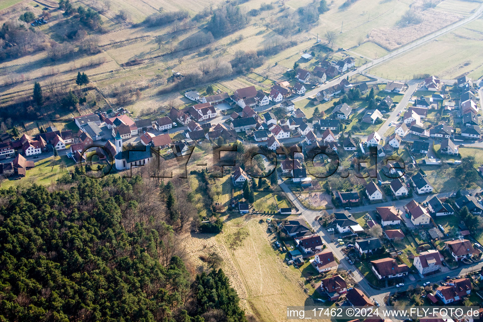 Luftbild von Dorf - Ansicht am Rande von landwirtschaftlichen Feldern und Nutzflächen in Schindhard im Bundesland Rheinland-Pfalz, Deutschland