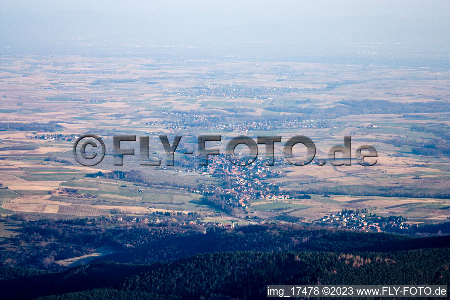 Drohnenbild von Steinseltz im Bundesland Bas-Rhin, Frankreich