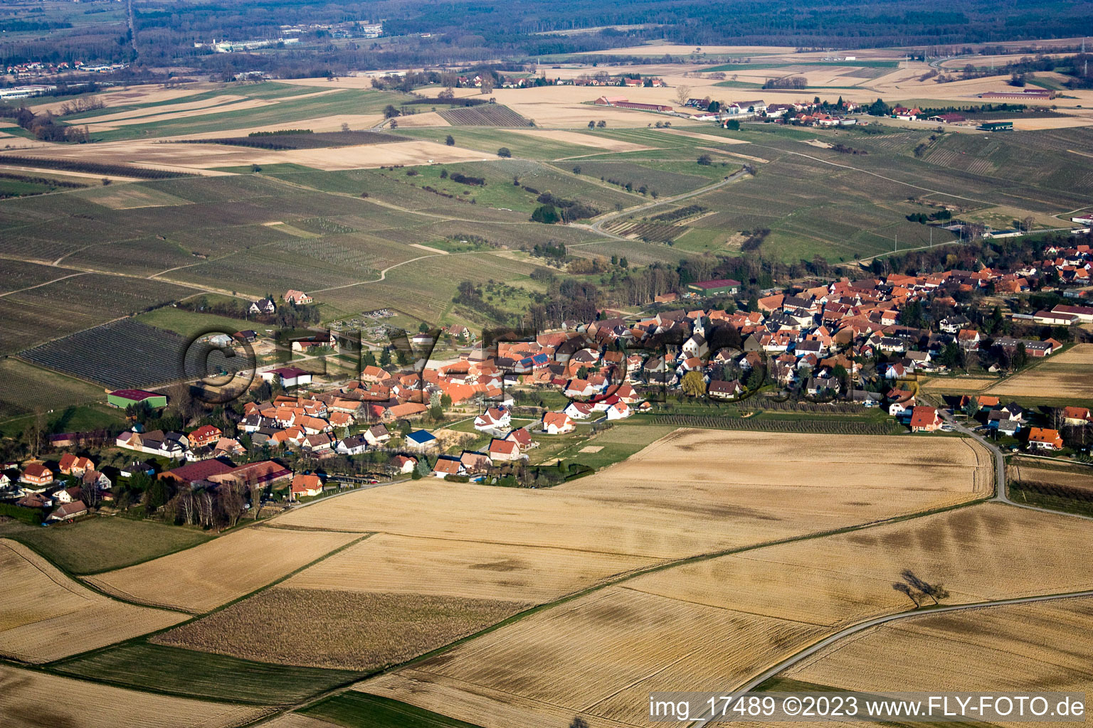 Oberhoffen-lès-Wissembourg im Bundesland Bas-Rhin, Frankreich aus der Luft betrachtet