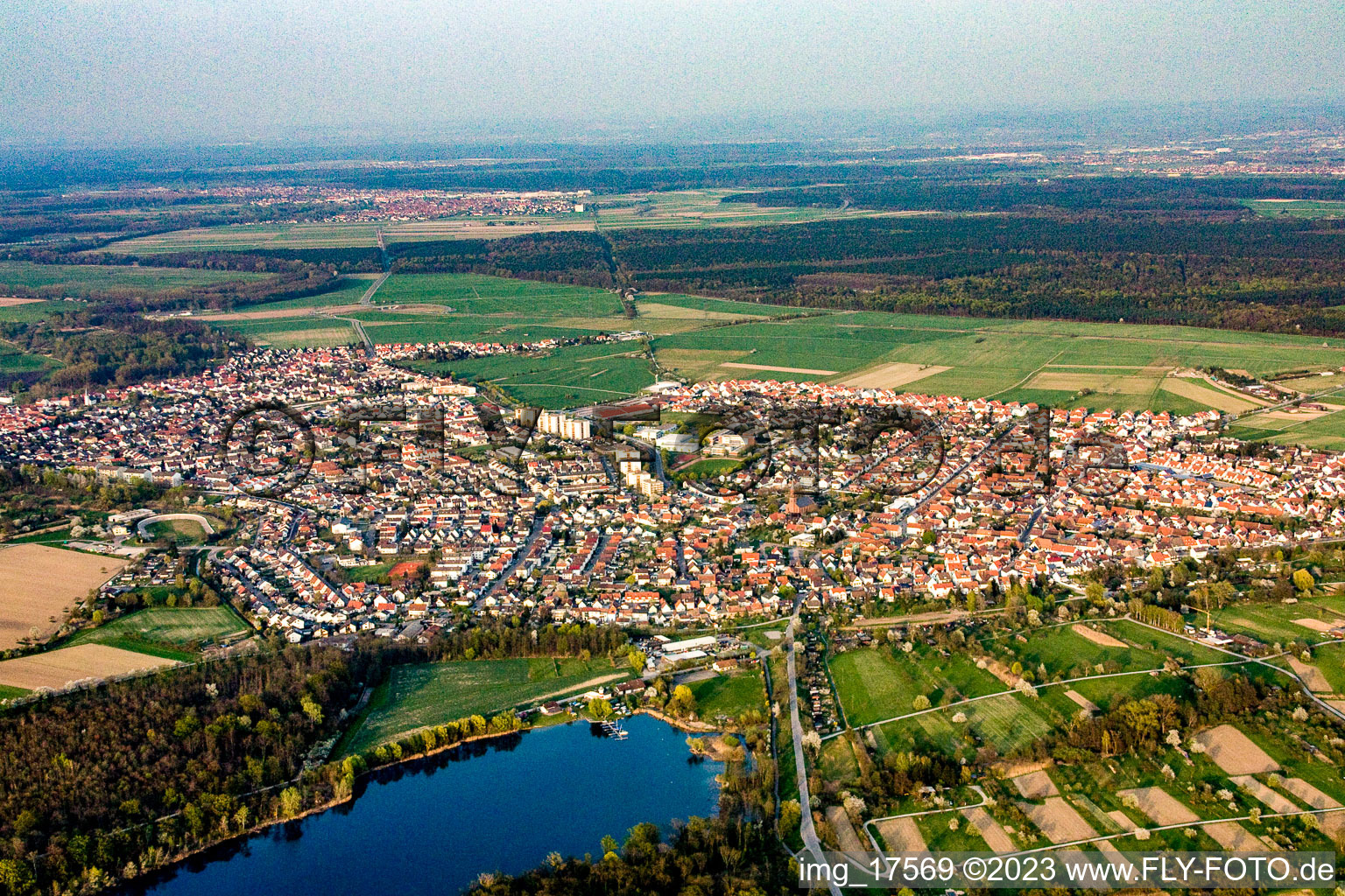 Ortsteil Linkenheim in Linkenheim-Hochstetten im Bundesland Baden-Württemberg, Deutschland von der Drohne aus gesehen
