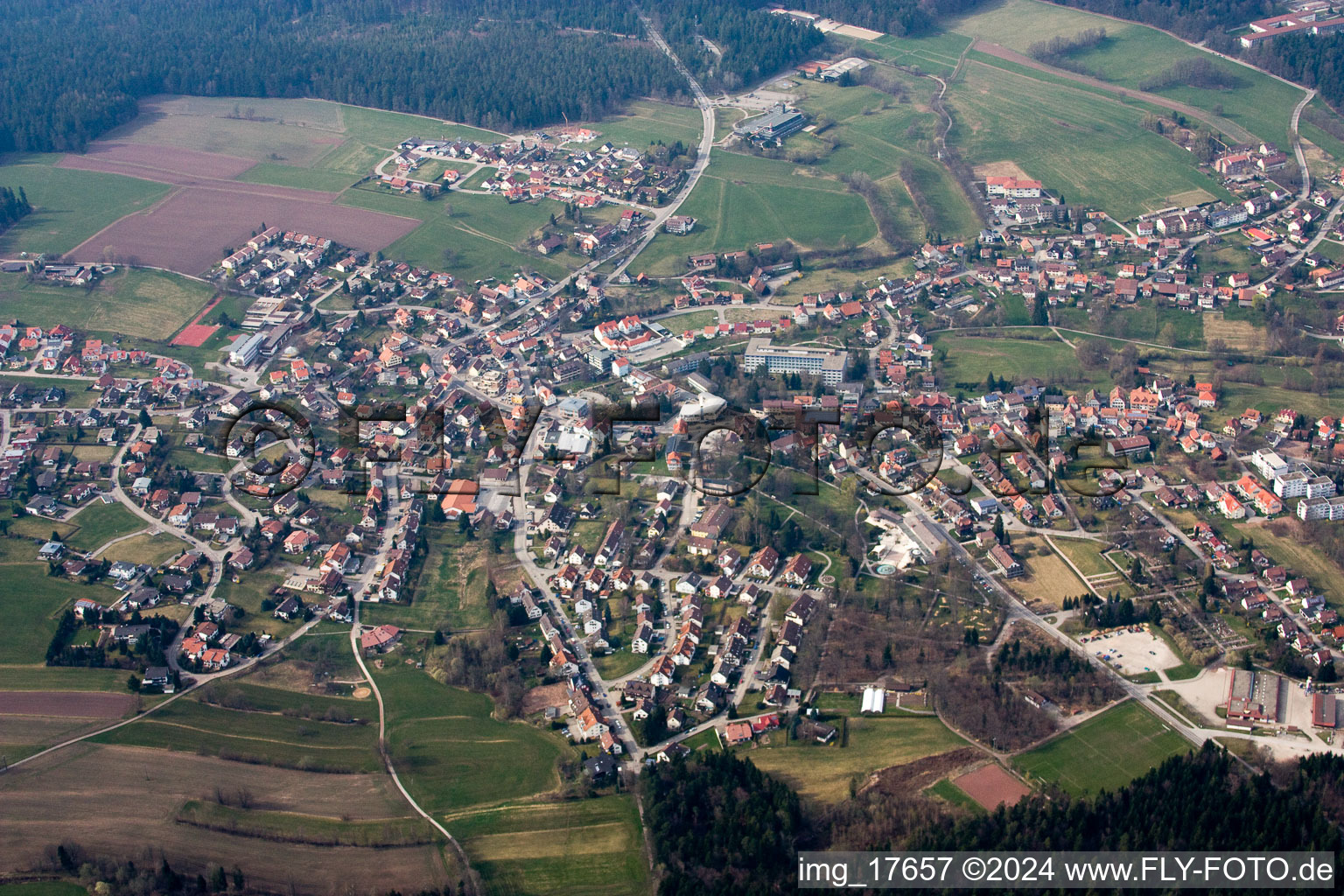 Dorf - Ansicht am Rande von landwirtschaftlichen Feldern und Nutzflächen in Schömberg im Bundesland Baden-Württemberg, Deutschland