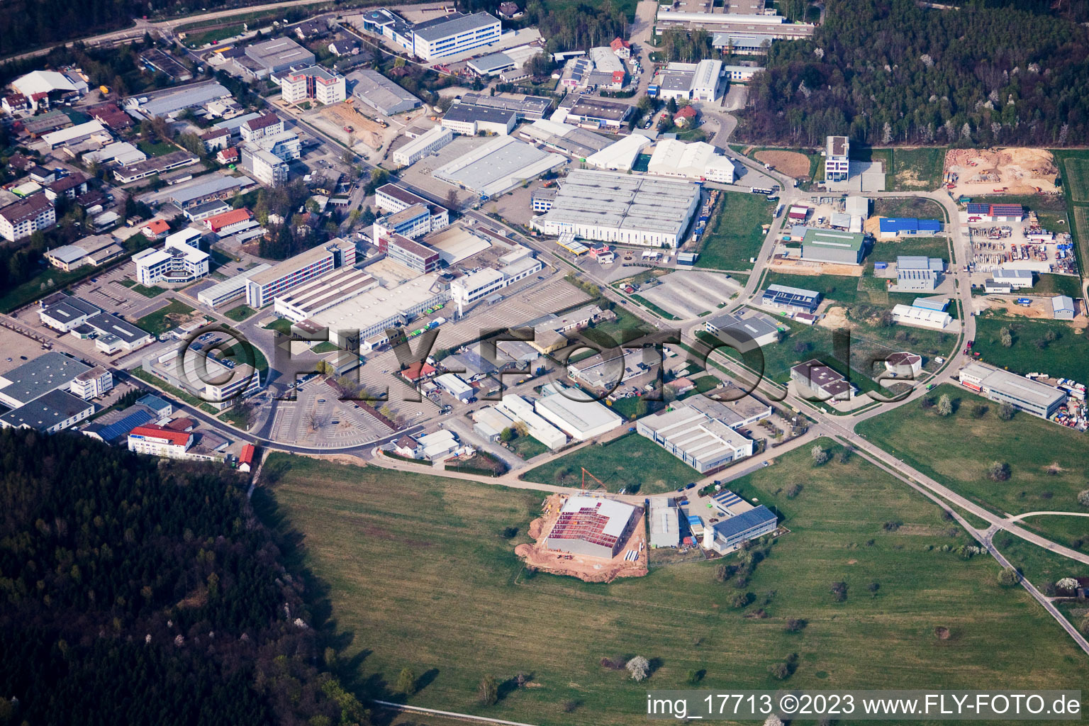 Ittersbach, Industriegebiet im Ortsteil Im Stockmädle in Karlsbad im Bundesland Baden-Württemberg, Deutschland von oben gesehen