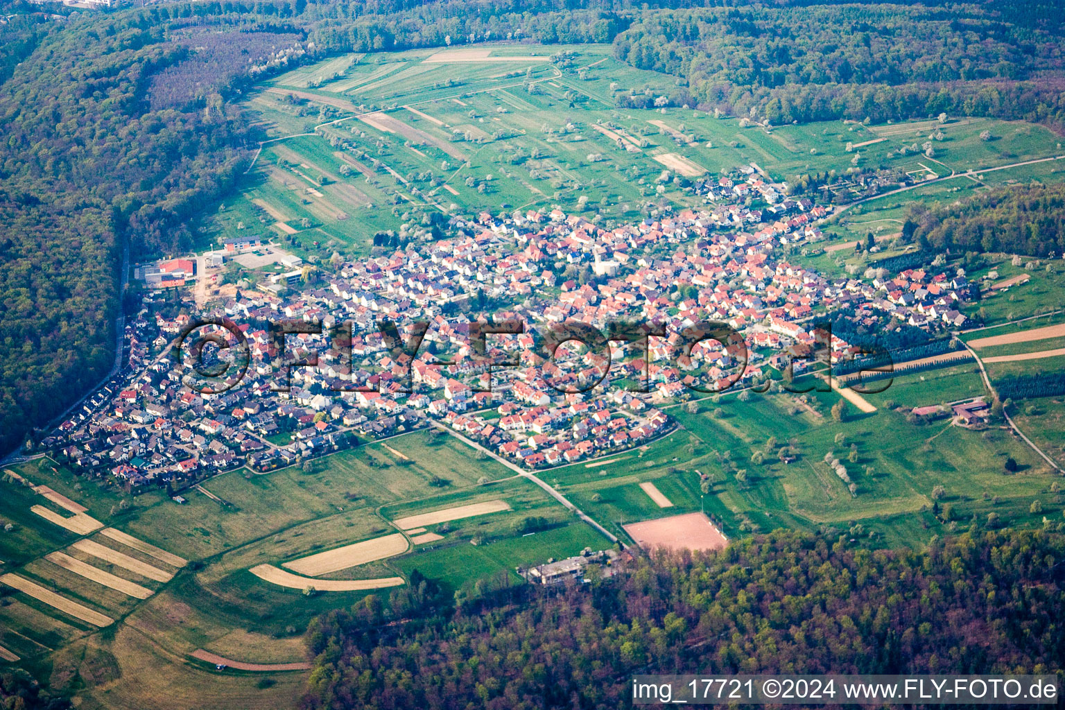 Dorf - Ansicht am Rande von landwirtschaftlichen Feldern und Nutzflächen im Ortsteil Spessart in Ettlingen im Bundesland Baden-Württemberg, Deutschland