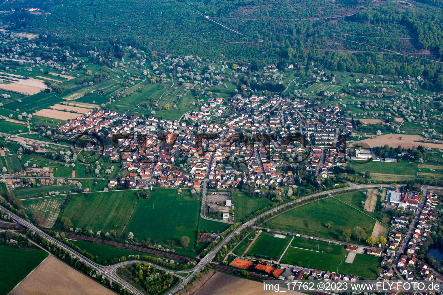 Ortsteil Oberweier in Ettlingen im Bundesland Baden-Württemberg, Deutschland aus der Drohnenperspektive