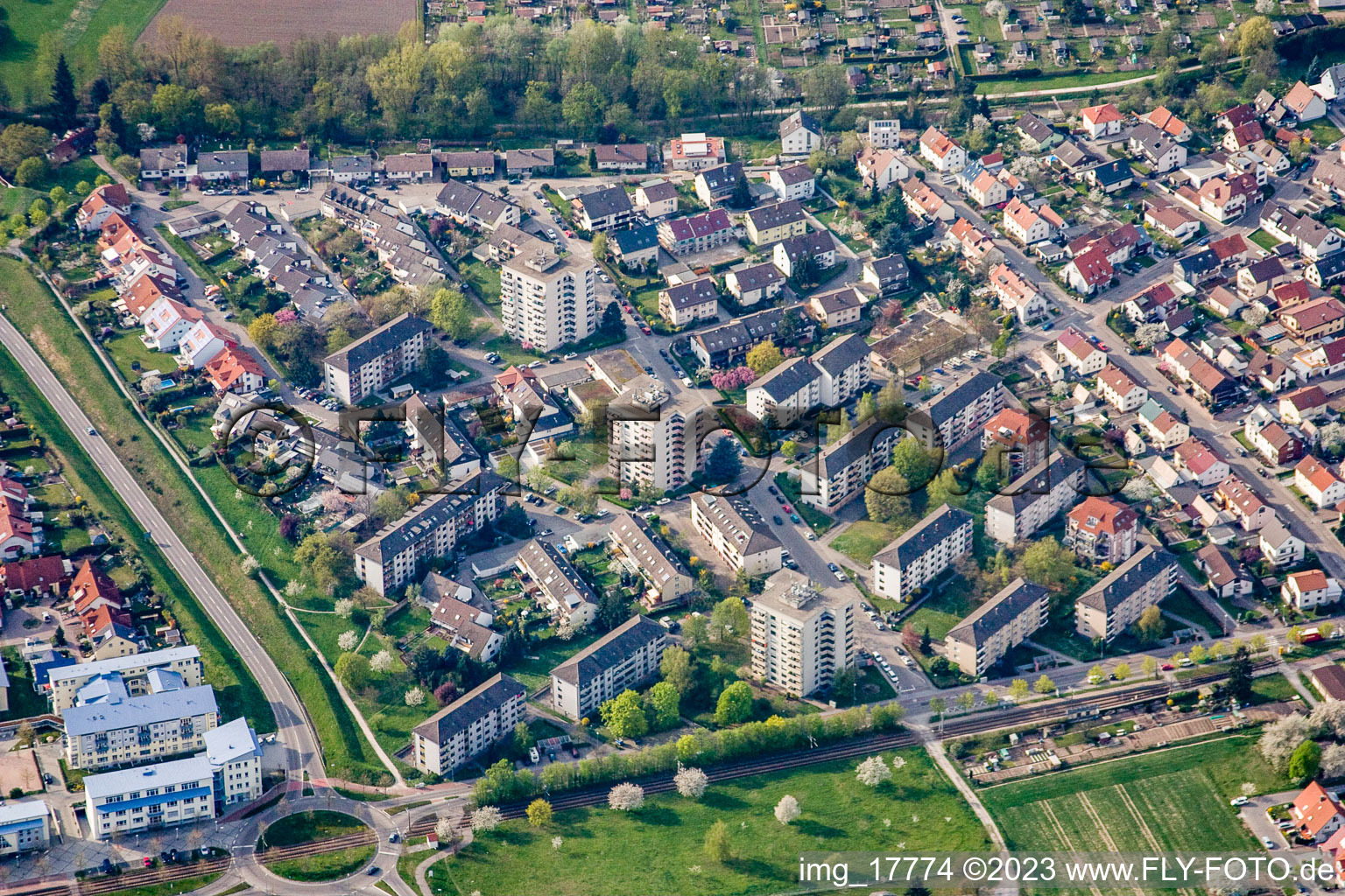 Luftbild von Oberfeldstraße von Osten im Ortsteil Forchheim in Rheinstetten im Bundesland Baden-Württemberg, Deutschland