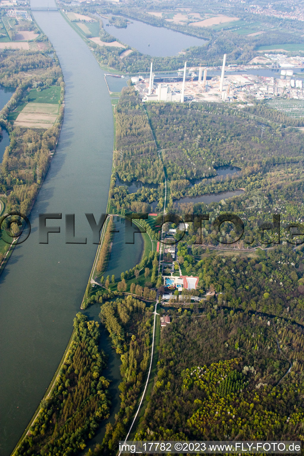 Luftaufnahme von Uferbereiche des Freibades Rheinstrandbad Rappenwörth am Rhein im Ortsteil Daxlanden in Karlsruhe im Bundesland Baden-Württemberg, Deutschland