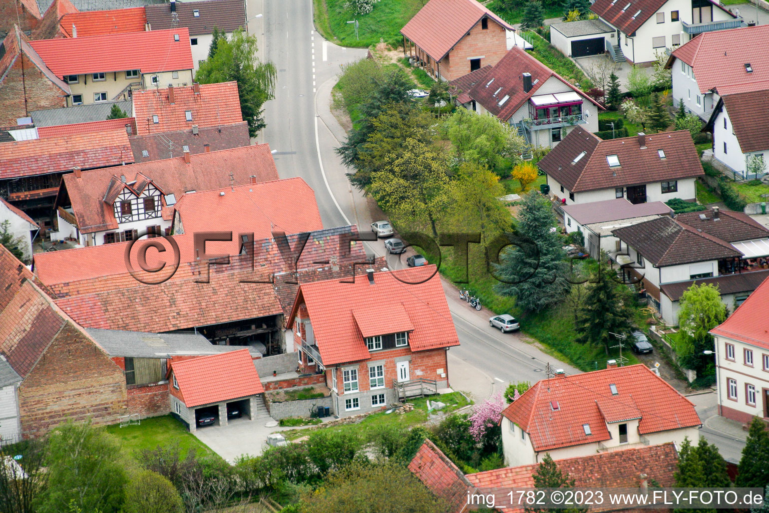 Hergersweiler im Bundesland Rheinland-Pfalz, Deutschland aus der Drohnenperspektive