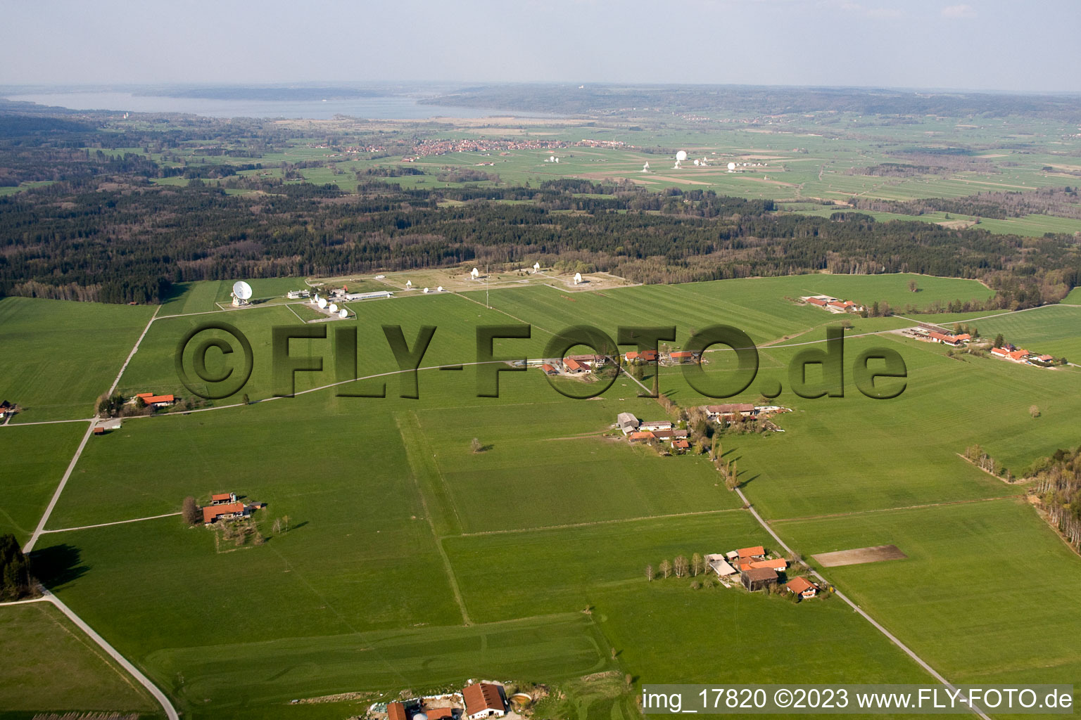 Luftaufnahme von Raisting, Erdfunkstelle im Bundesland Bayern, Deutschland