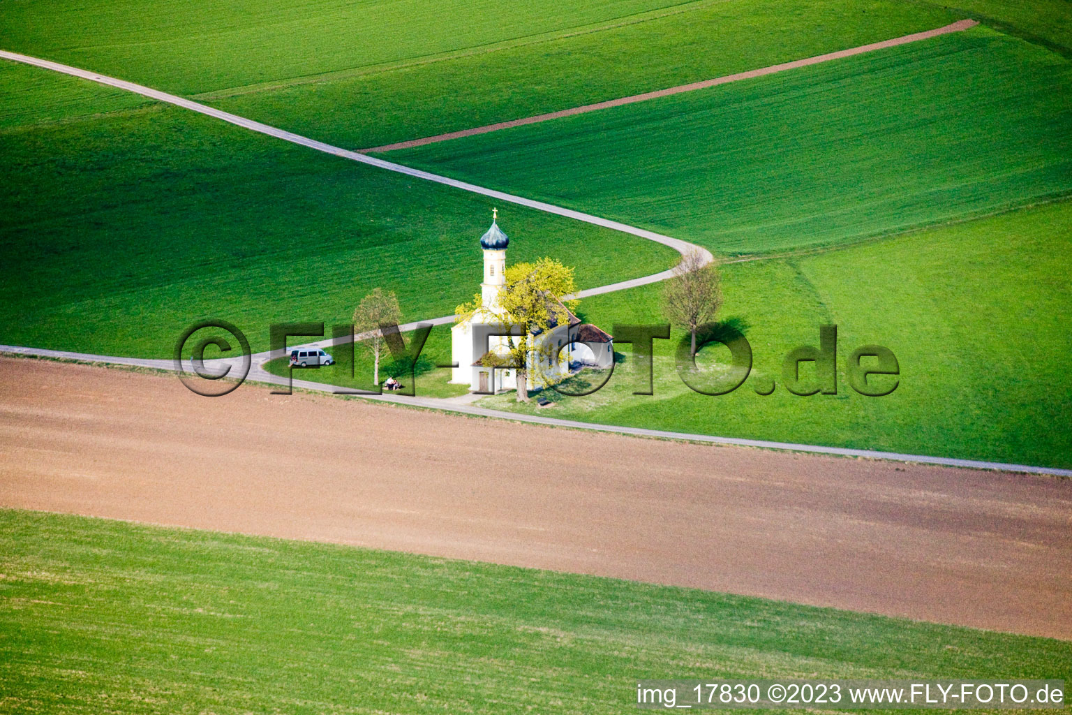 Luftbild von Raisting, Erdfunkstelle mit Kapelle im Bundesland Bayern, Deutschland