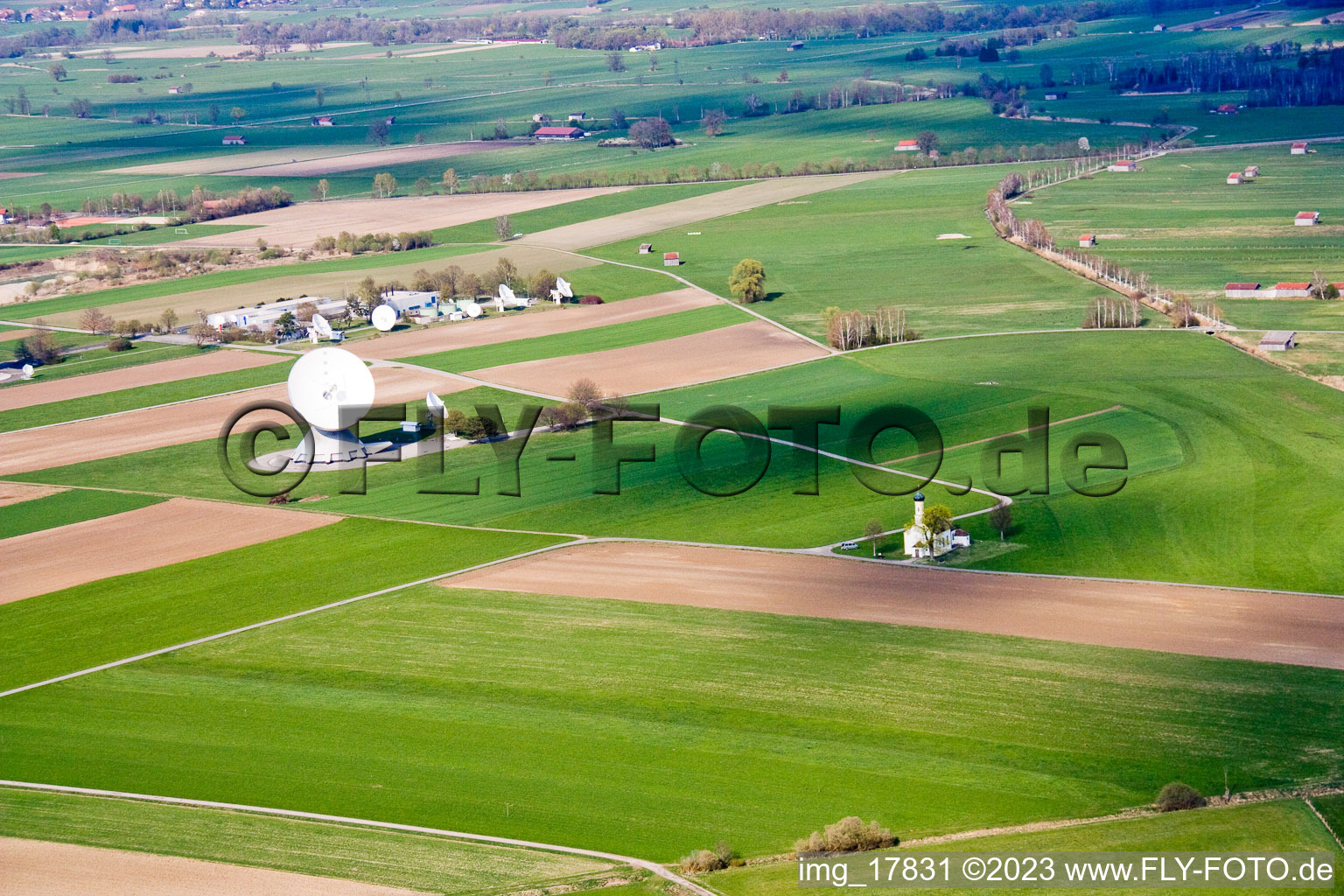 Luftaufnahme von Raisting, Erdfunkstelle mit Kapelle im Bundesland Bayern, Deutschland
