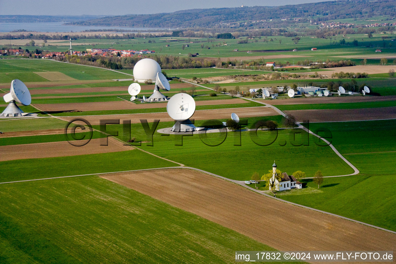 Parabolspiegel von Satellitenschüsseln der Erdfunkstelle Raisting am Hofstätterweg in Raisting im Bundesland Bayern, Deutschland