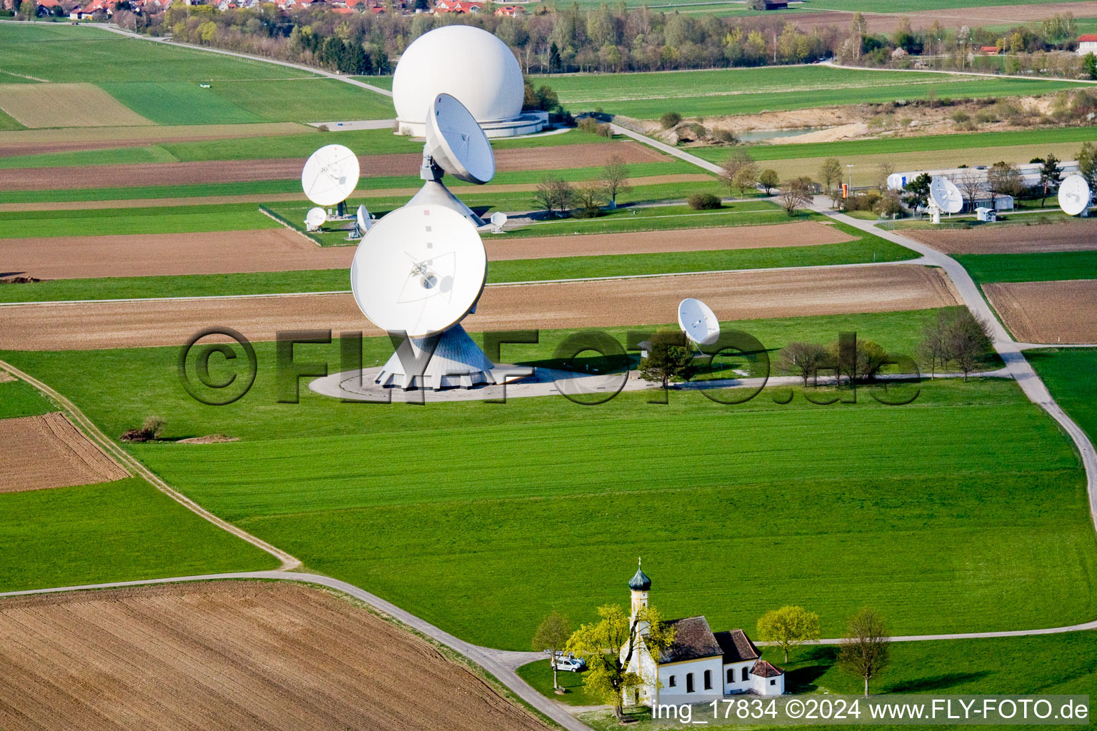 Luftbild von Parabolspiegel von Satellitenschüsseln der Erdfunkstelle Raisting am Hofstätterweg in Raisting im Bundesland Bayern, Deutschland