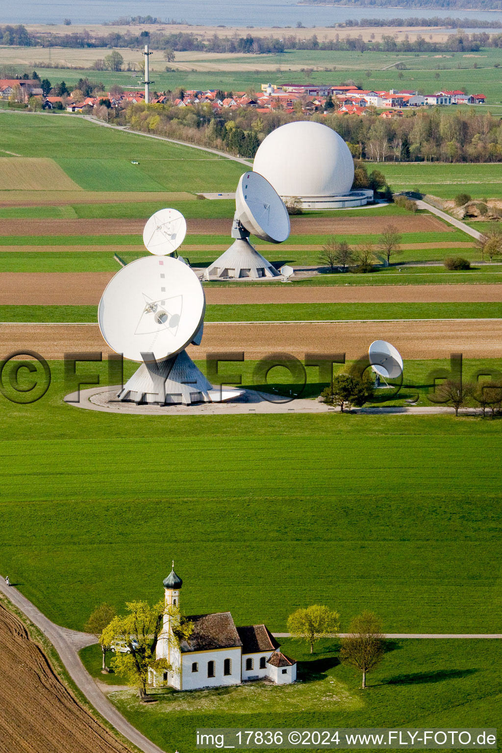 Luftaufnahme von Parabolspiegel von Satellitenschüsseln der Erdfunkstelle Raisting am Hofstätterweg in Raisting im Bundesland Bayern, Deutschland