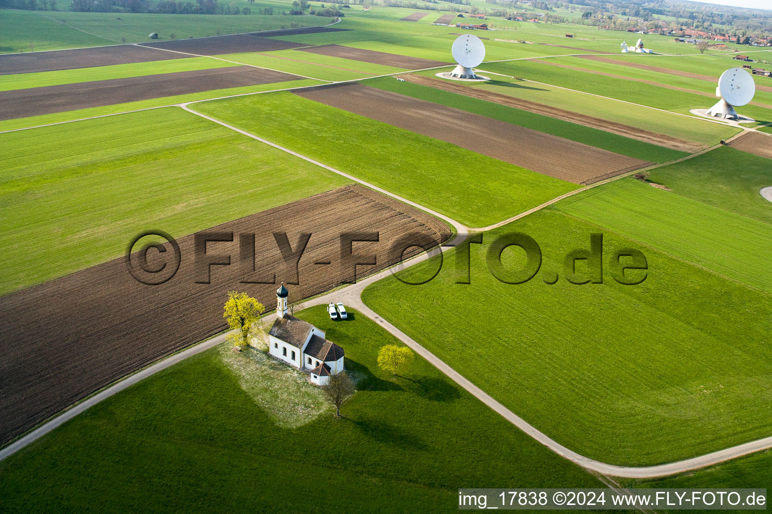 Schrägluftbild von Parabolspiegel von Satellitenschüsseln der Erdfunkstelle Raisting am Hofstätterweg in Raisting im Bundesland Bayern, Deutschland