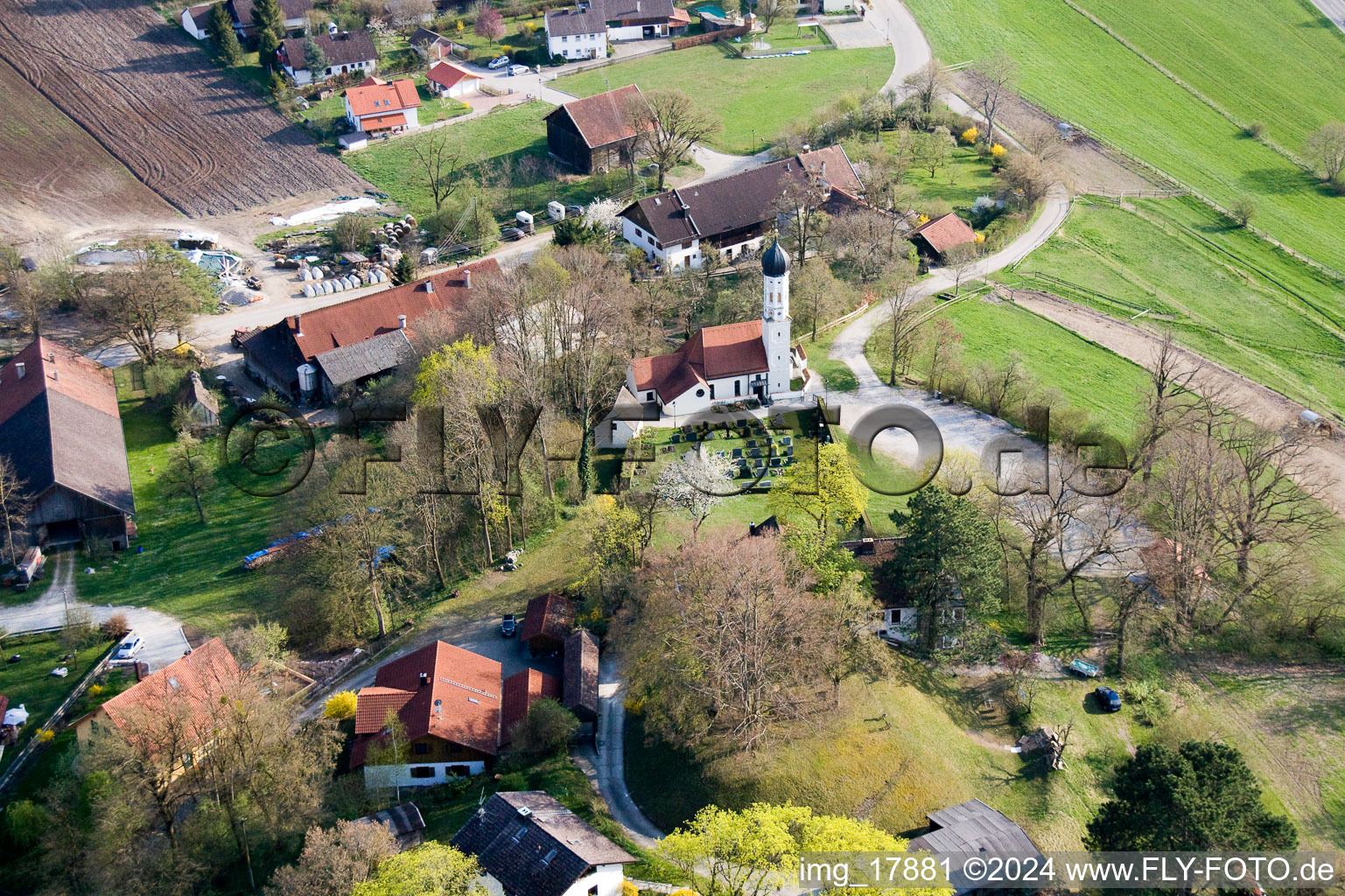 Luftbild von Grabreihen auf dem Gelände des Friedhofes an der Kirche in Pähl in Mitterfischen im Bundesland Bayern, Deutschland