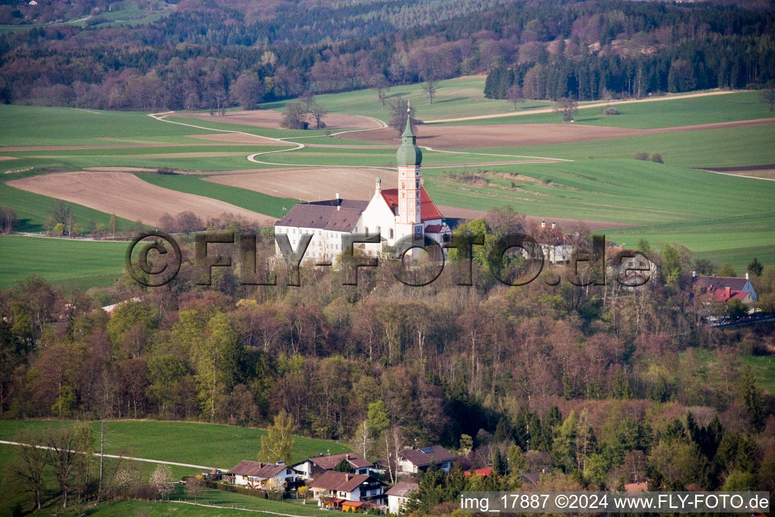 Gebäudekomplex des Klosters Andechs im Ortsteil Erling in Andechs im Bundesland Bayern, Deutschland