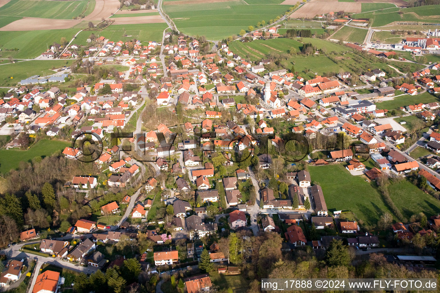 Dorf - Ansicht im Ortsteil Erling in Andechs im Bundesland Bayern, Deutschland