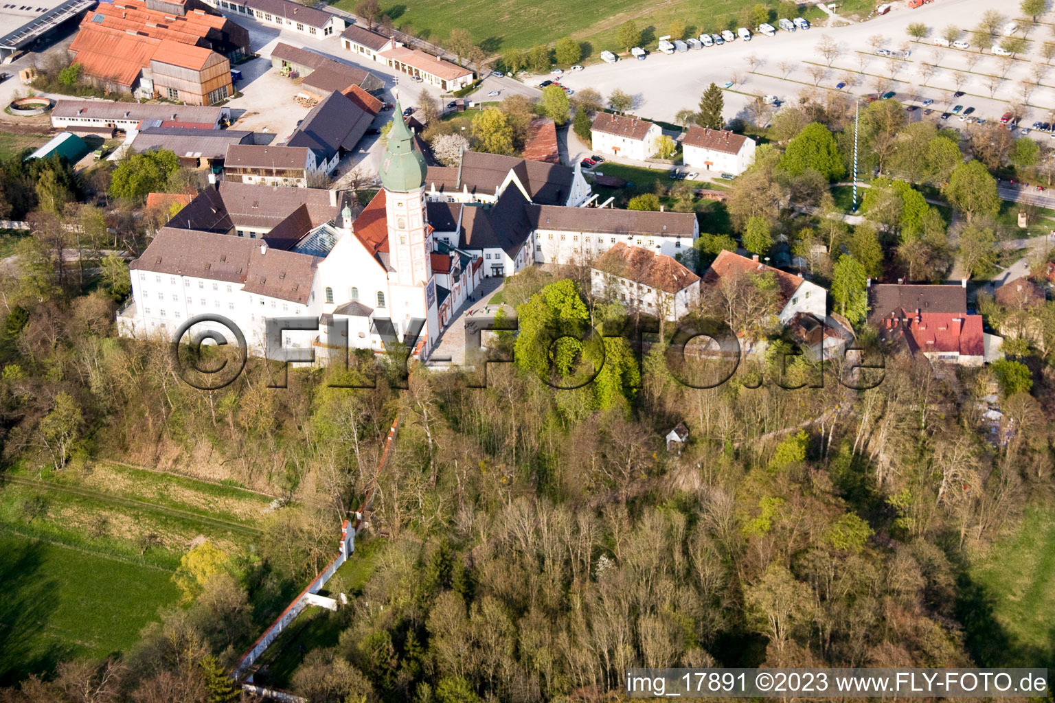 Luftaufnahme von Andechs, Kloster-Brauerei im Bundesland Bayern, Deutschland