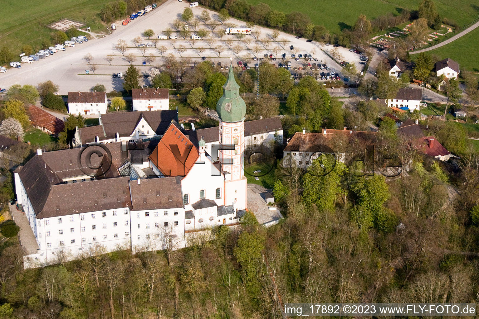 Schrägluftbild von Andechs, Kloster-Brauerei im Bundesland Bayern, Deutschland