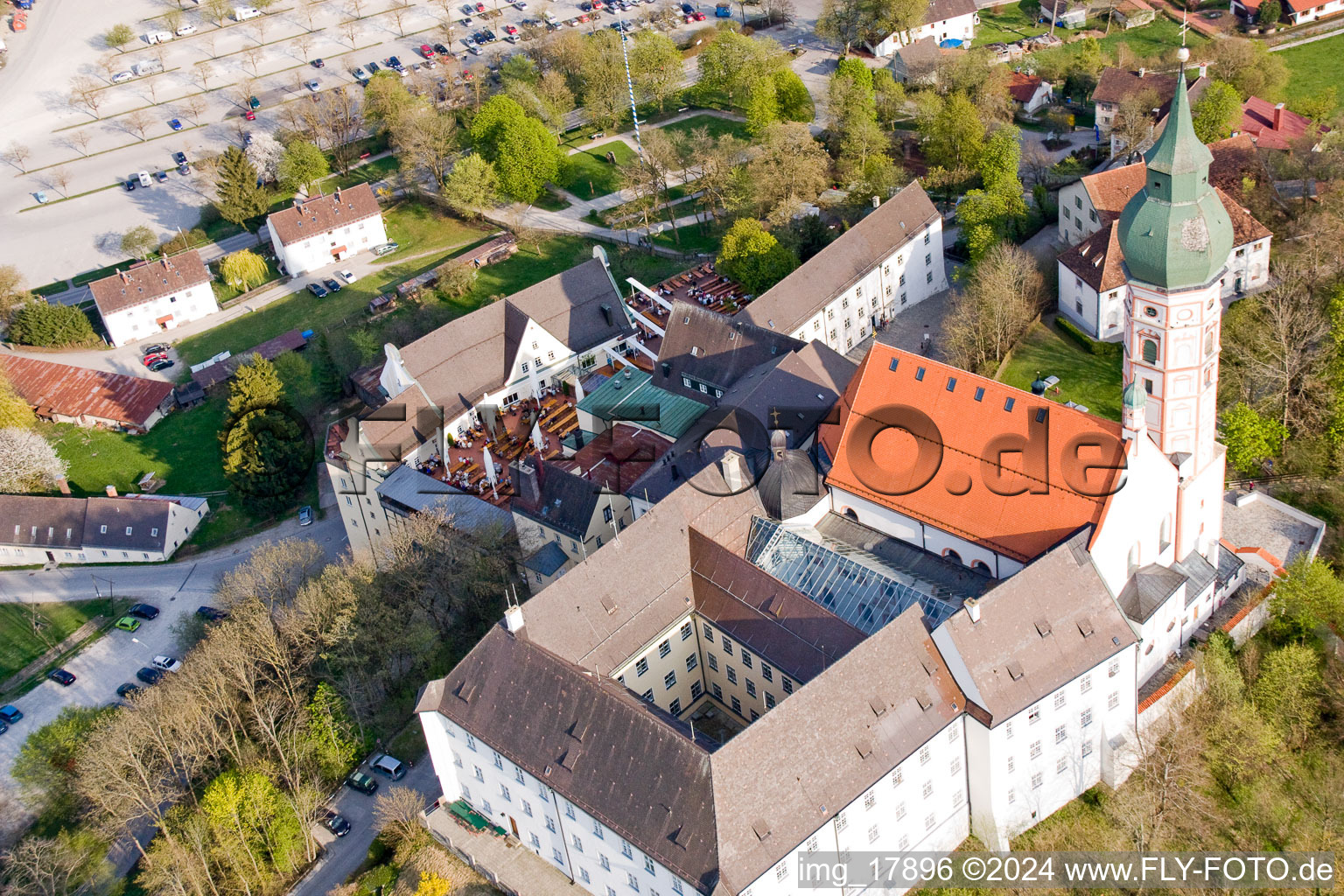 Luftbild von Gebäudekomplex des Klosters Andechs im Ortsteil Erling in Andechs im Bundesland Bayern, Deutschland