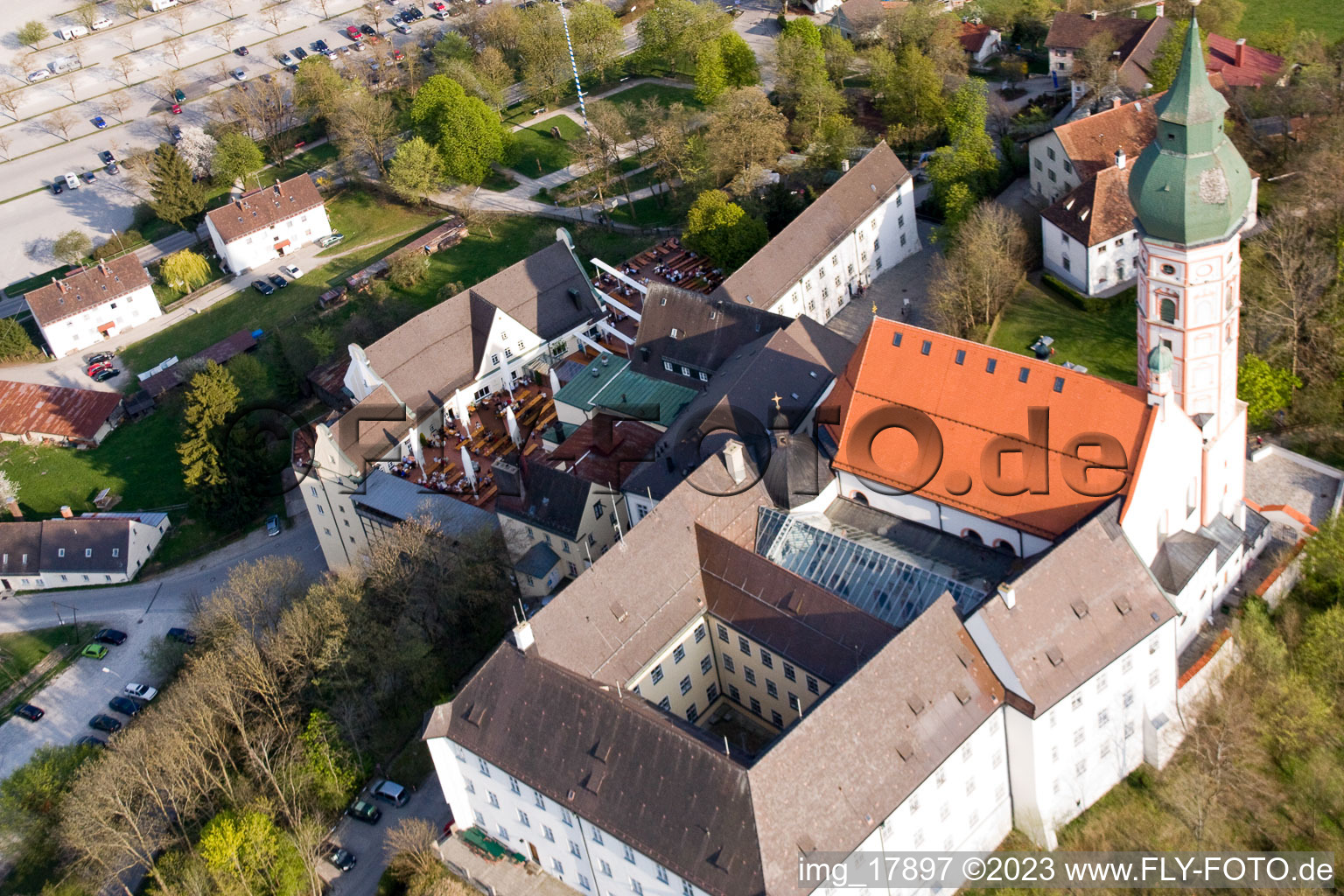 Andechs, Kloster-Brauerei im Bundesland Bayern, Deutschland von oben gesehen