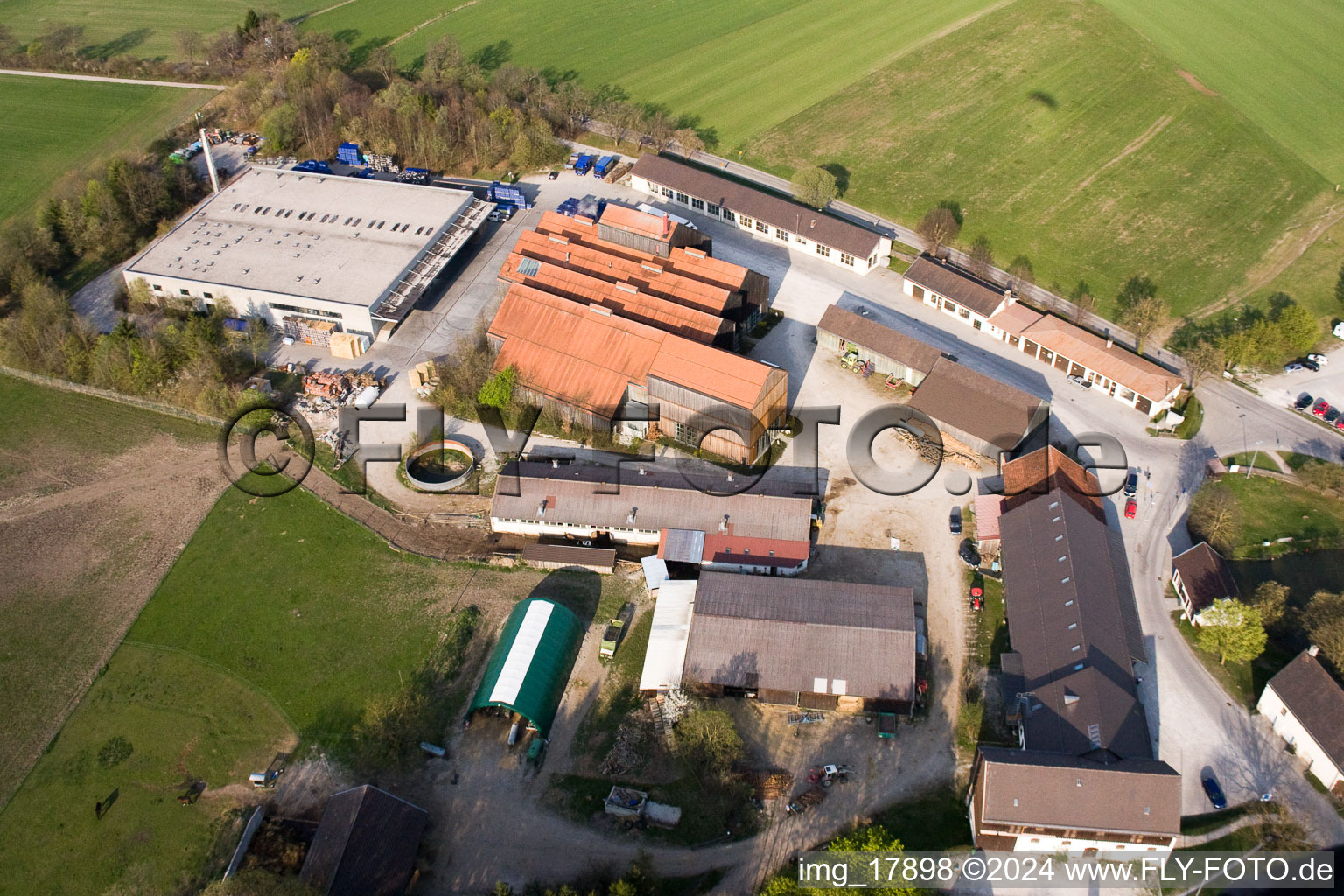 Andechs, Kloster-Brauerei im Bundesland Bayern, Deutschland vom Flugzeug aus