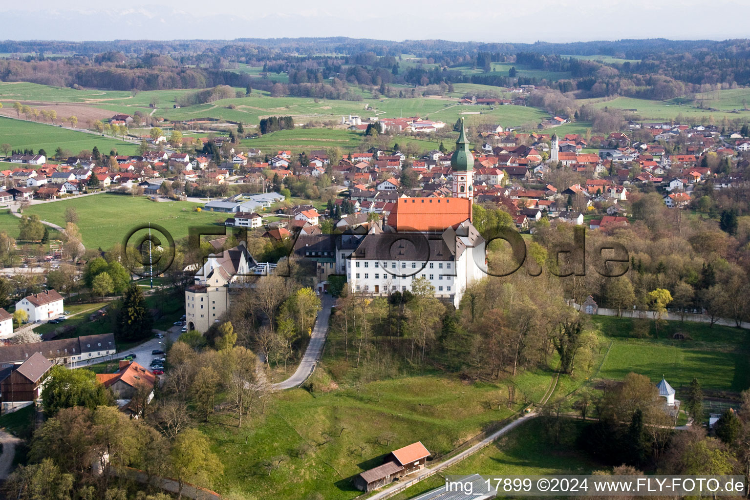 Luftbild von Gebäudekomplex des Klosters und der Brauerei an der Bergstraße in Andechs im Ortsteil Erling im Bundesland Bayern, Deutschland