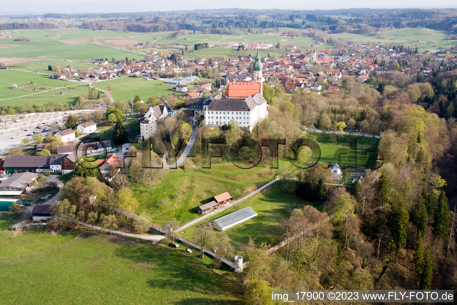 Andechs, Kloster-Brauerei im Bundesland Bayern, Deutschland aus der Vogelperspektive