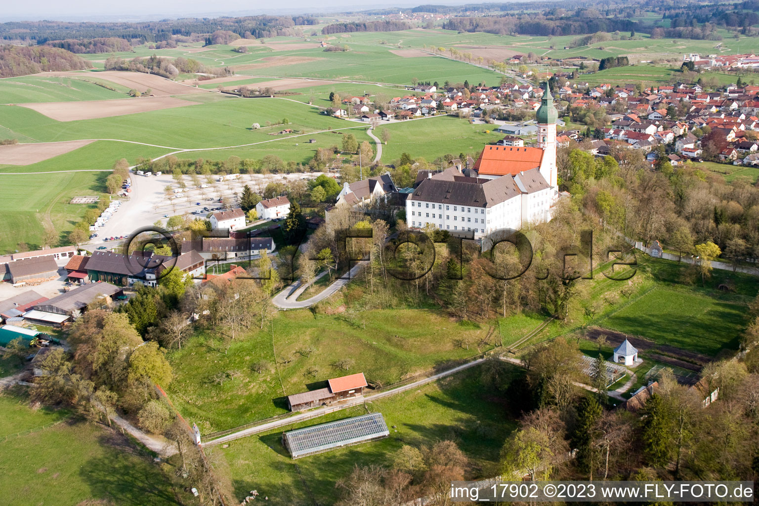 Andechs, Kloster-Brauerei im Bundesland Bayern, Deutschland aus der Luft betrachtet