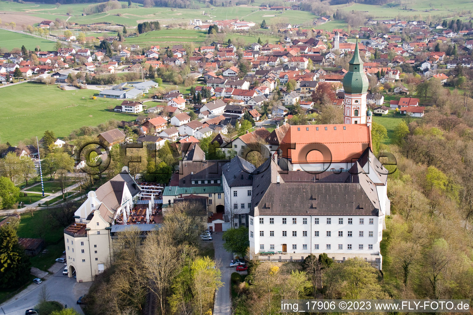 Andechs, Kloster-Brauerei im Bundesland Bayern, Deutschland von einer Drohne aus