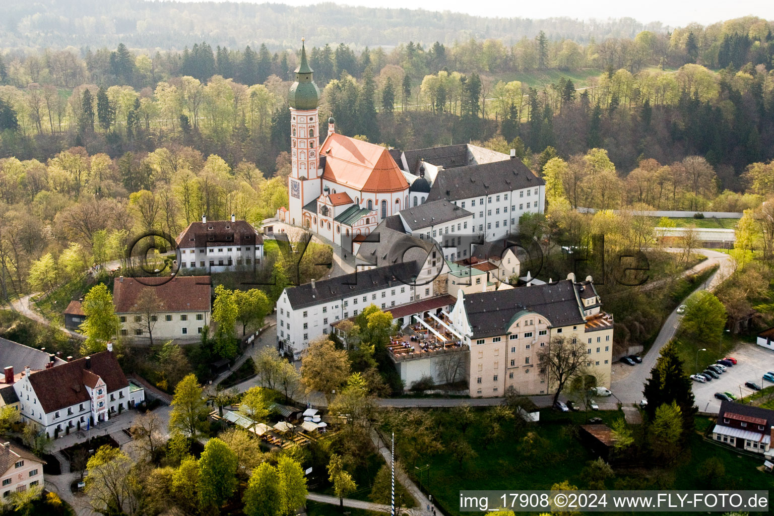 Luftbild von Gebäudekomplex des Klosters und der Brauerei an der Bergstraße in Andechs im Bundesland Bayern, Deutschland