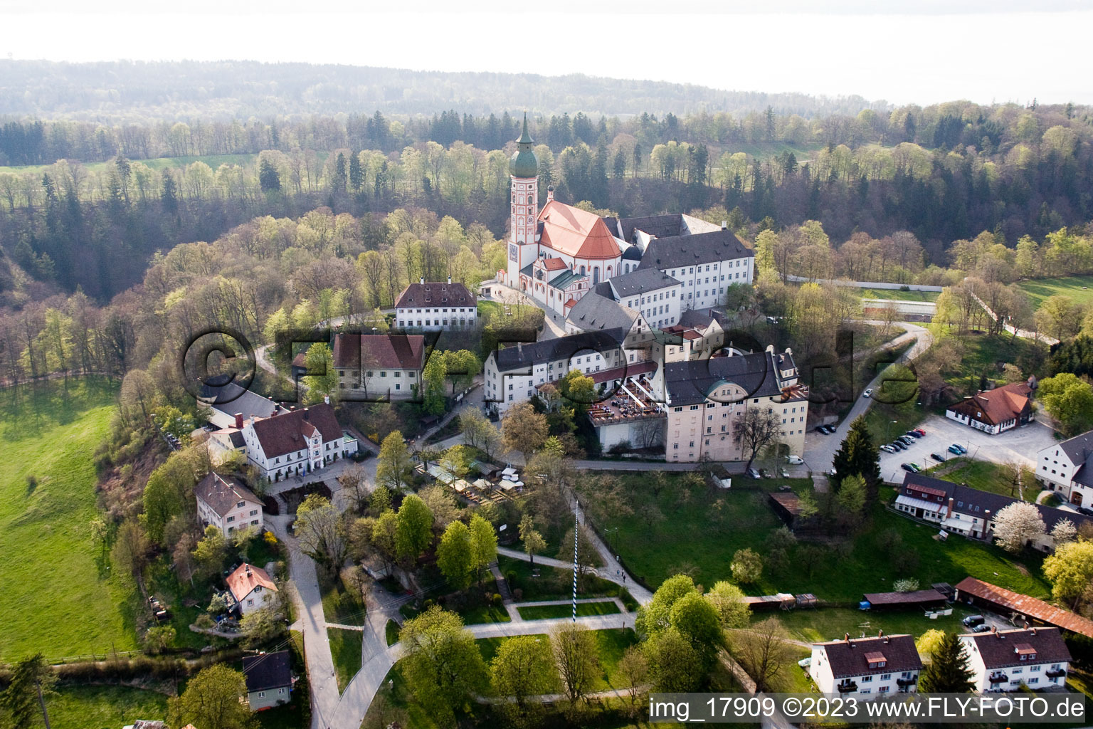 Andechs, Kloster-Brauerei im Bundesland Bayern, Deutschland von der Drohne aus gesehen