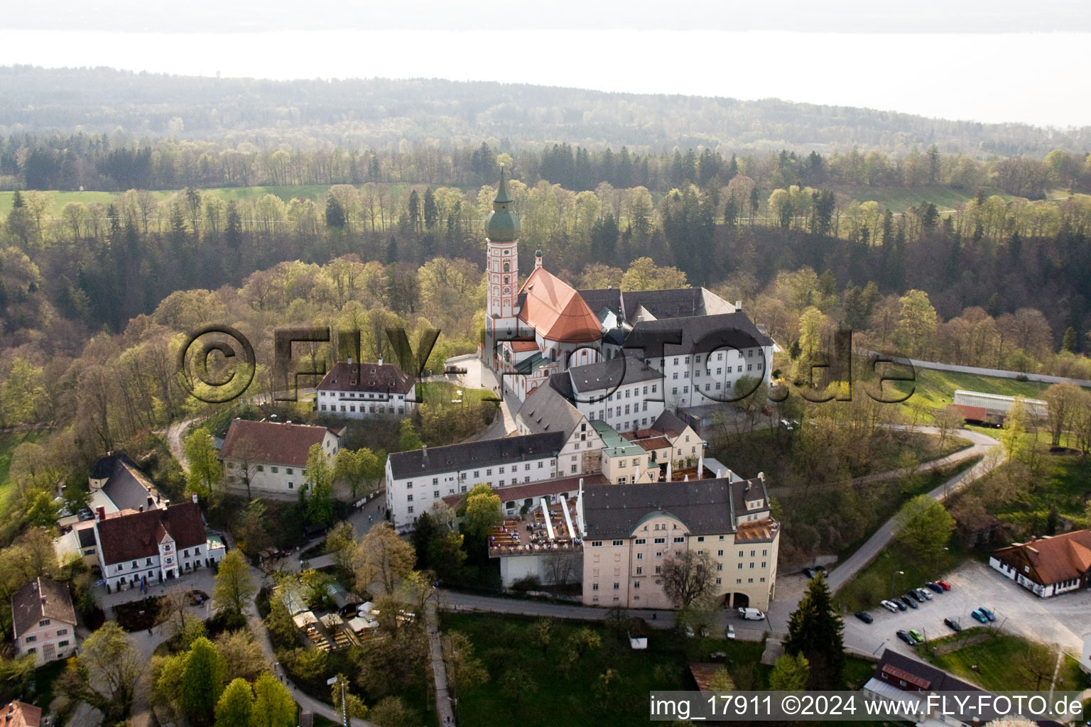 Luftbild von Andechs, Kloster-Brauerei im Bundesland Bayern, Deutschland