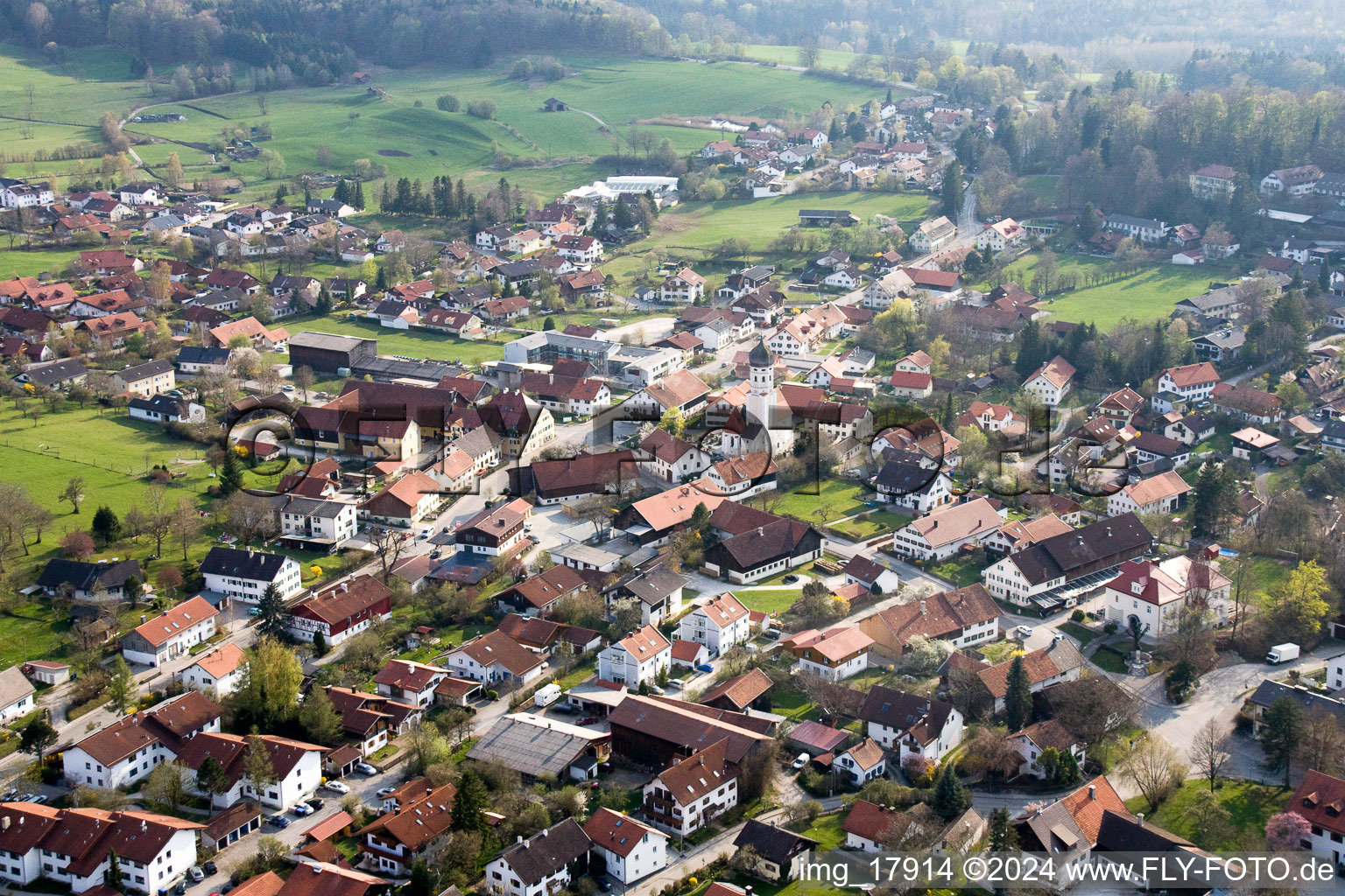 Ortsansicht der Straßen und Häuser der Wohngebiete in Andechs im Bundesland Bayern, Deutschland