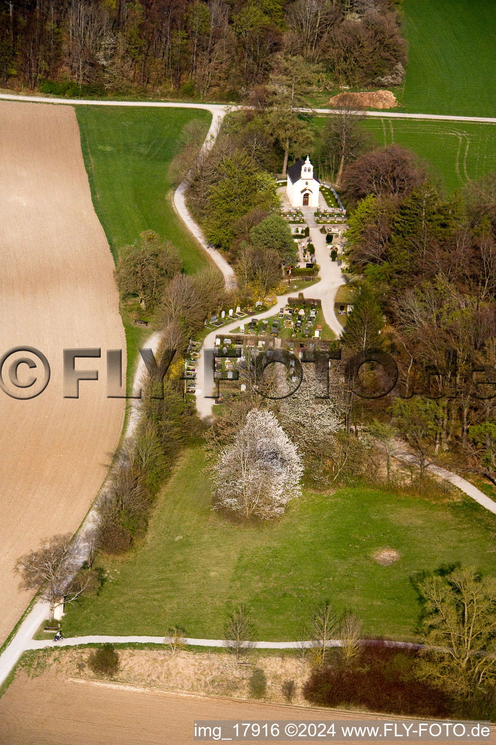 Friedhof und Friedenskapelle im Ortsteil Erling in Andechs im Bundesland Bayern, Deutschland