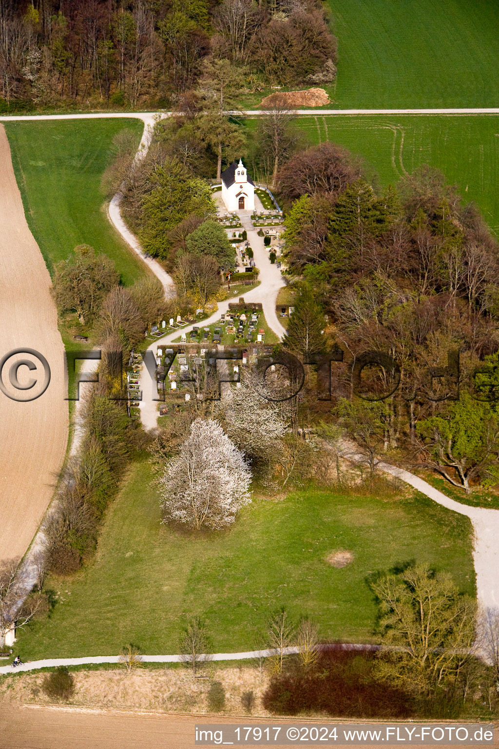 Luftbild von Friedhof und Friedenskapelle im Ortsteil Erling in Andechs im Bundesland Bayern, Deutschland