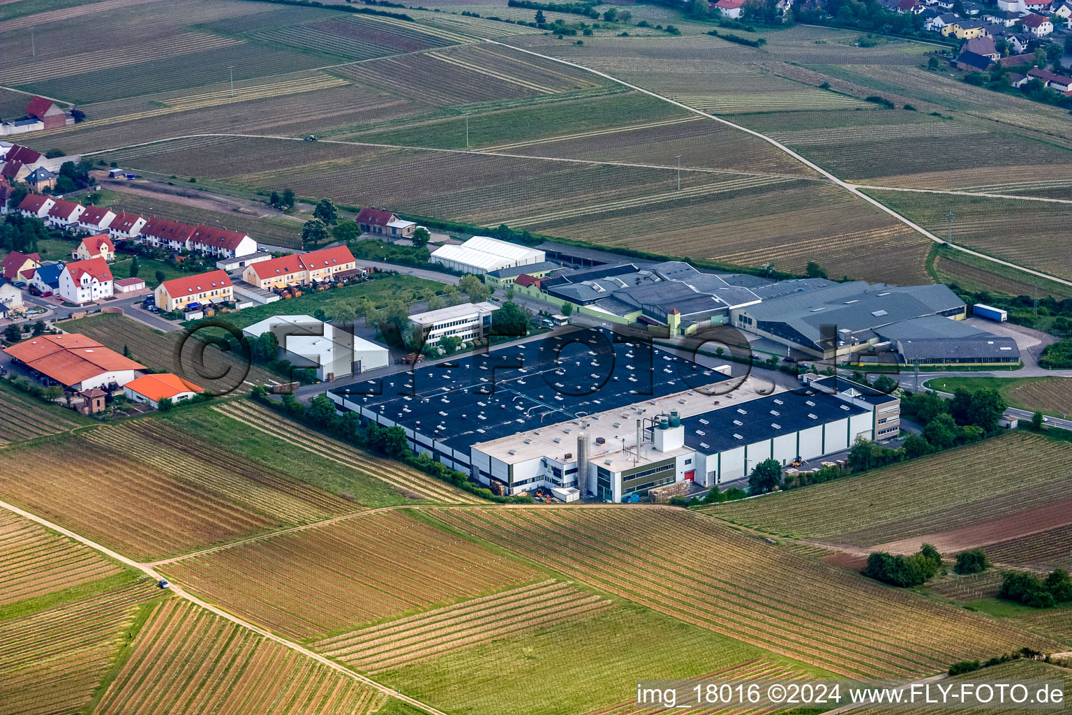 Luftbild von Gebäude und Produktionshallen auf dem Werksgelände Wellpappenfabrik GmbH im Ortsteil Sausenheim in Grünstadt im Bundesland Rheinland-Pfalz, Deutschland