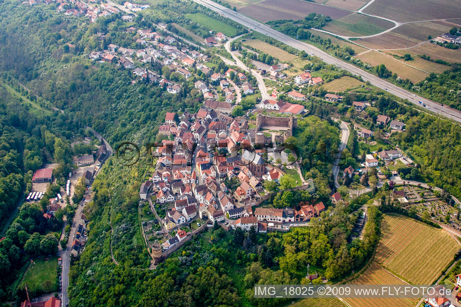 Neuleiningen im Bundesland Rheinland-Pfalz, Deutschland von der Drohne aus gesehen