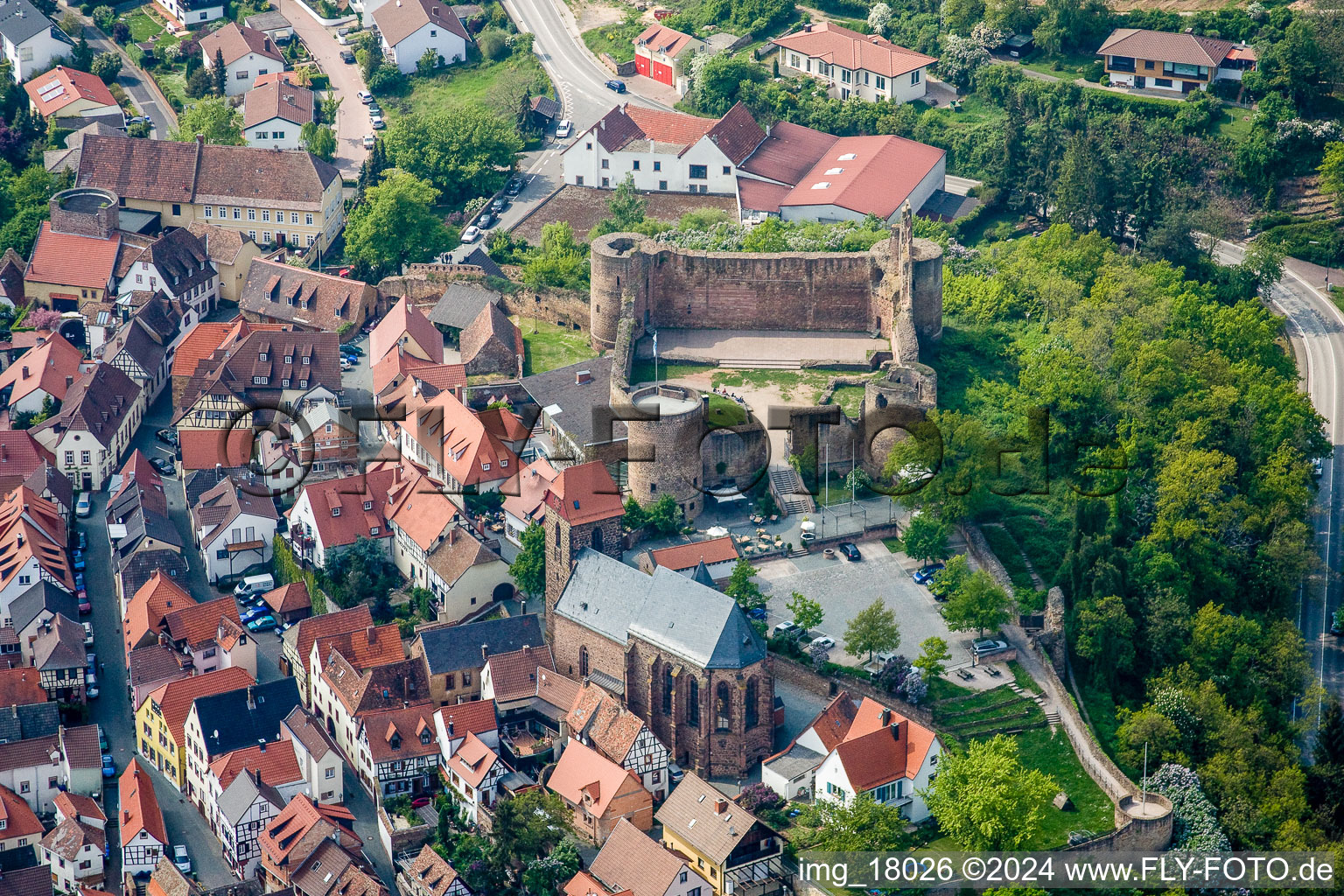 Luftbild von Ruine und Mauerreste der ehemaligen Burganlage und Feste Neuleiningen in Neuleiningen im Bundesland Rheinland-Pfalz, Deutschland