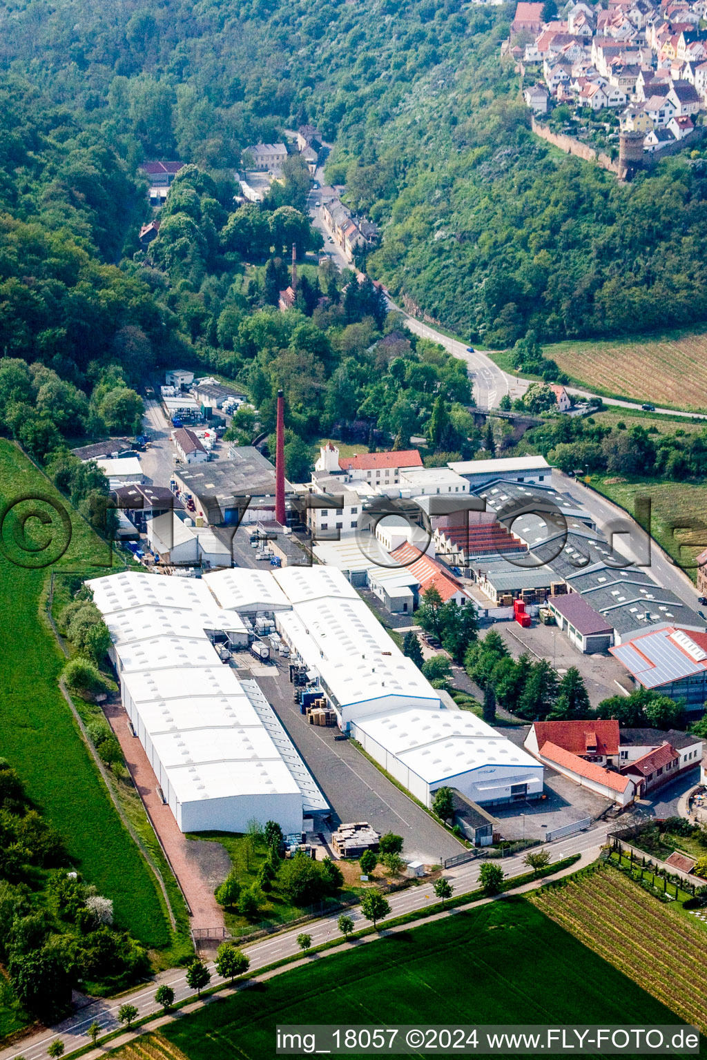 Luftbild von Gebäude und Produktionshallen auf dem Werksgelände des Chemieproduzenten Gechem GmbH & Co KG im Ortsteil Neuleiningen-Tal in Kleinkarlbach im Bundesland Rheinland-Pfalz, Deutschland
