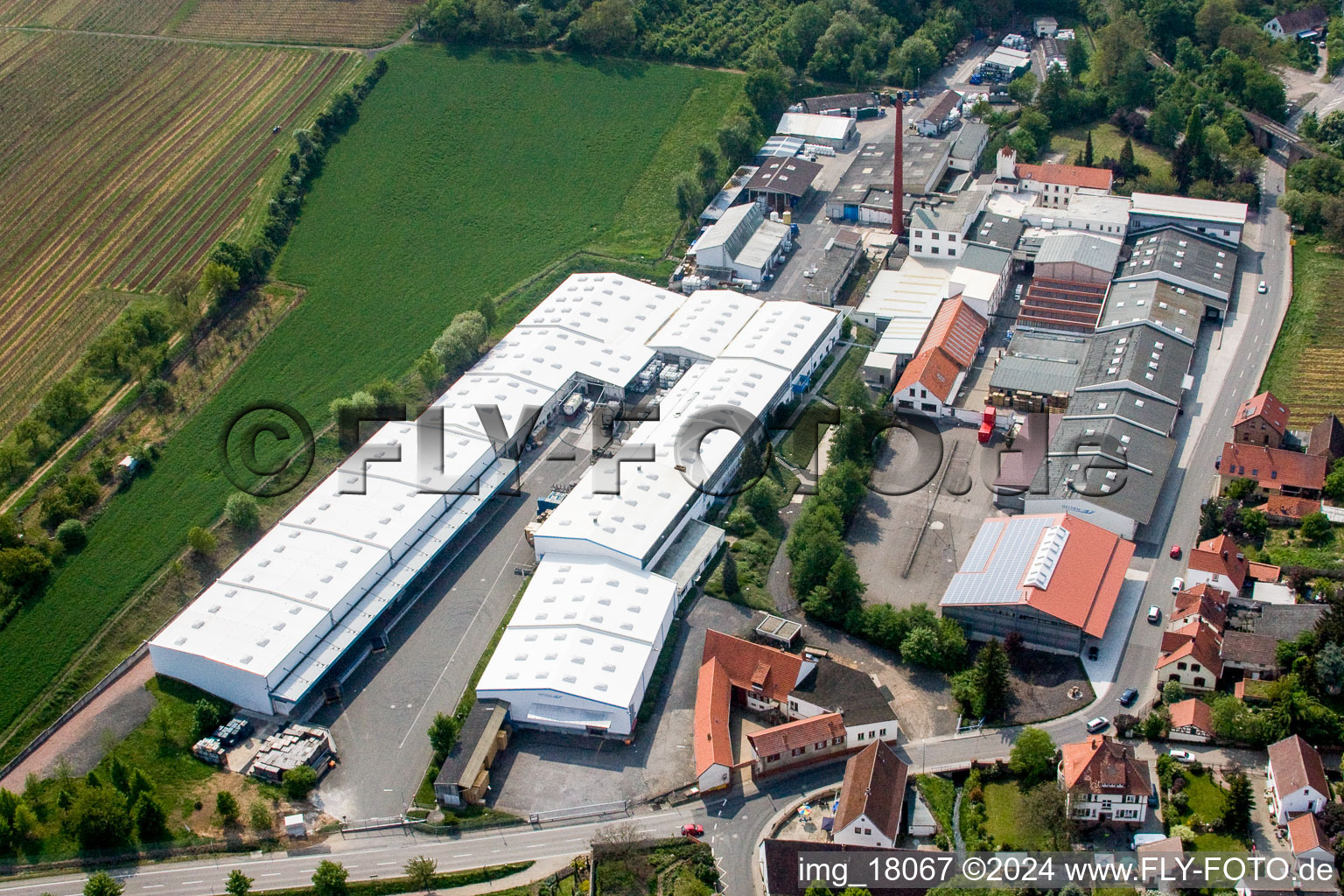 Luftaufnahme von Gebäude und Produktionshallen auf dem Werksgelände des Chemieproduzenten Gechem GmbH & Co KG im Ortsteil Neuleiningen-Tal in Kleinkarlbach im Bundesland Rheinland-Pfalz, Deutschland