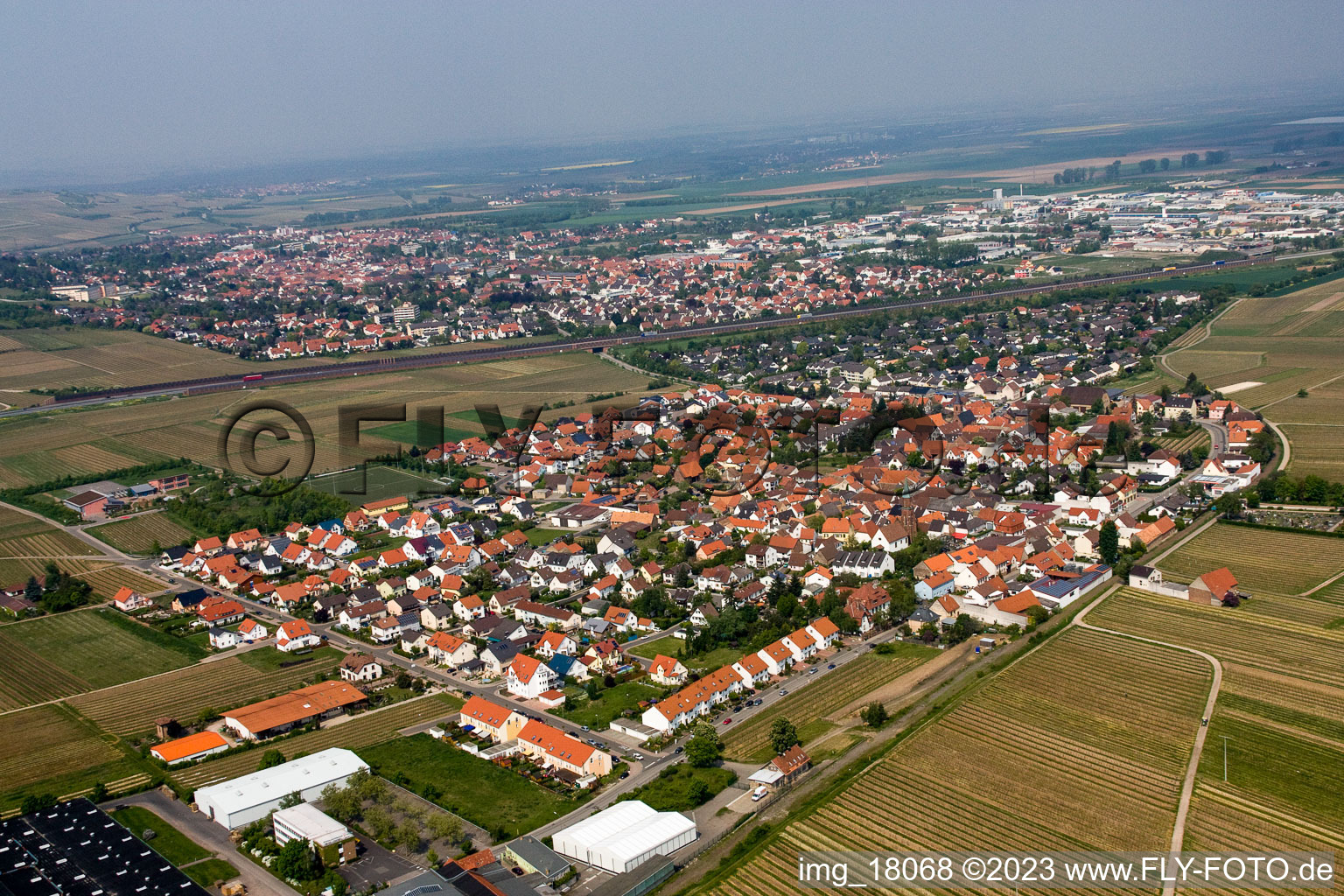 Kleinkarlbach im Bundesland Rheinland-Pfalz, Deutschland von einer Drohne aus