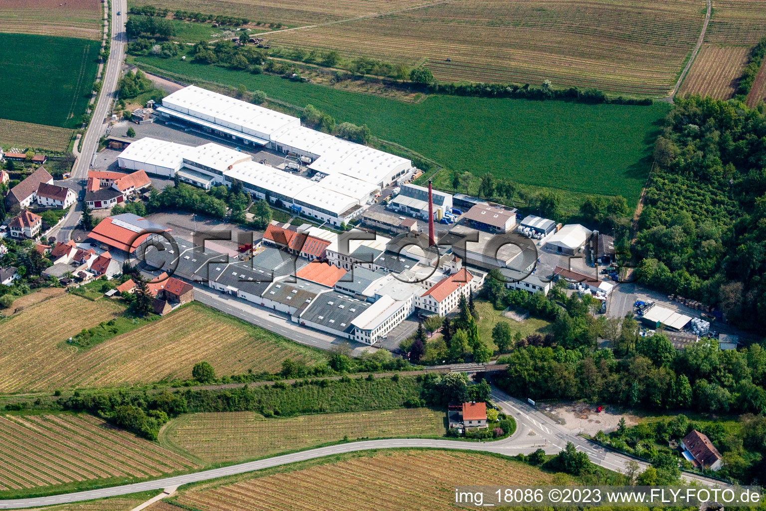 Kleinkarlbach, Gechem GmbH im Bundesland Rheinland-Pfalz, Deutschland von oben