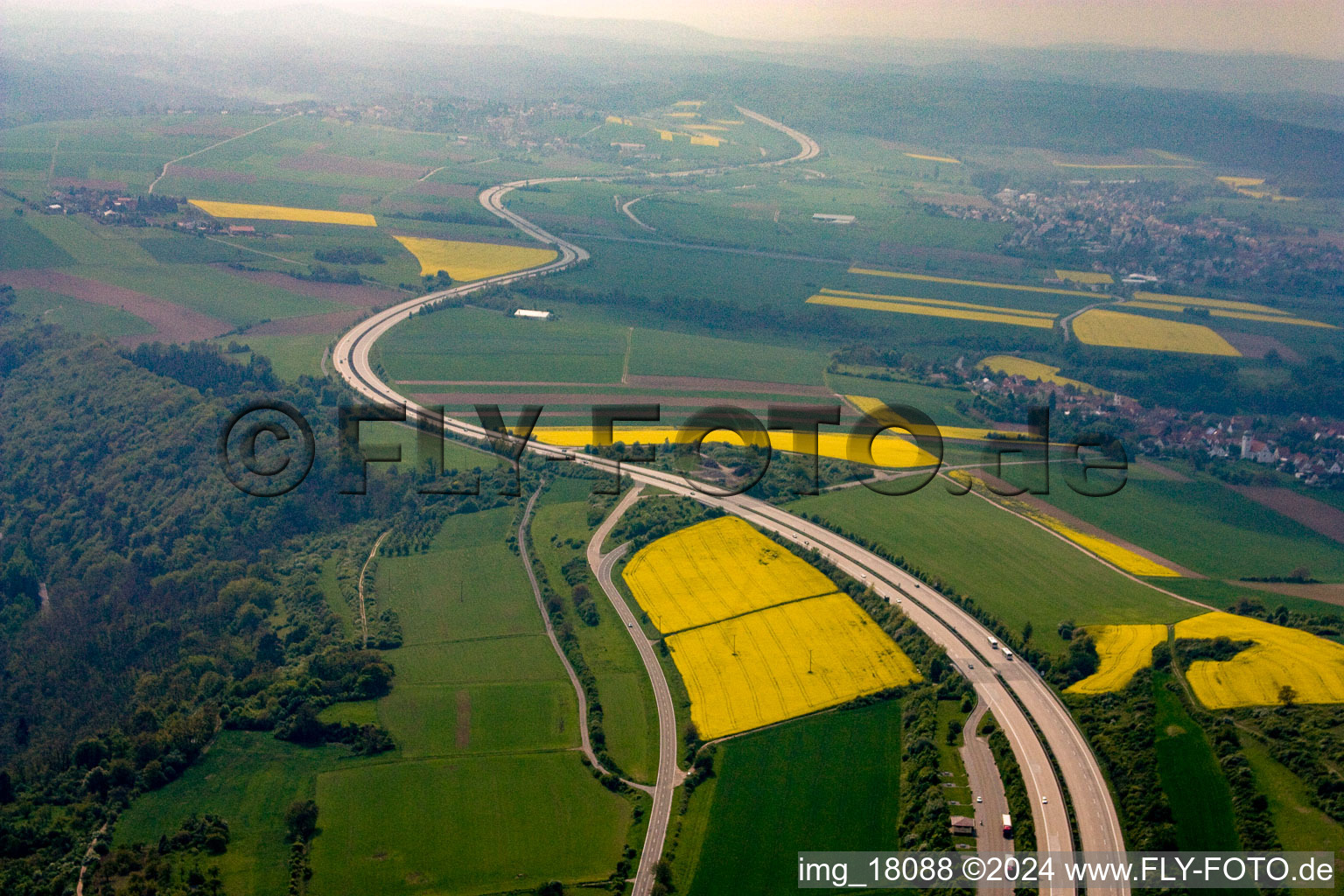 Autobahn- Streckenverlauf der BAB A6 bei im Ortsteil Nackterhof in Hettenleidelheim im Bundesland Rheinland-Pfalz, Deutschland