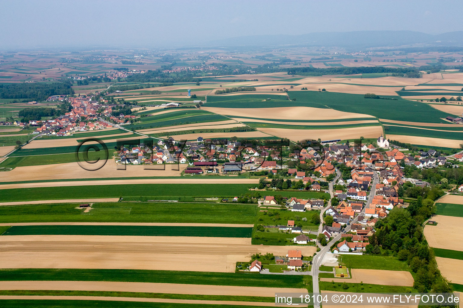 Dorf - Ansicht am Rande von landwirtschaftlichen Feldern und Nutzflächen in Stundwiller in Grand Est im Bundesland Bas-Rhin, Frankreich